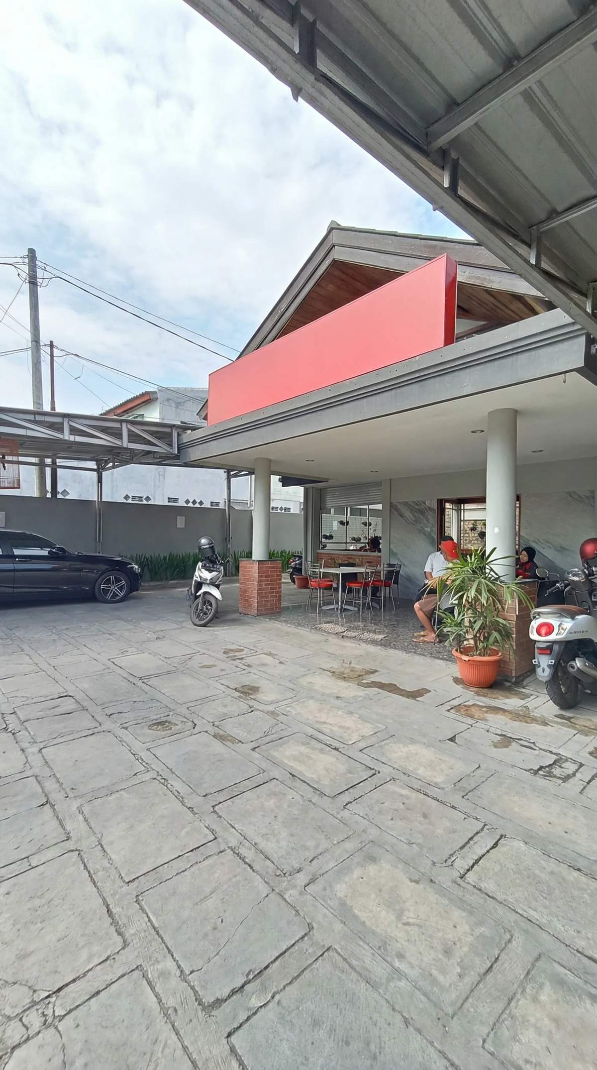 Kost Eksklusif 16 Kamar + Ruang Usaha di Jl. Aspal Lebar Dekat Ambarukmo Plaza